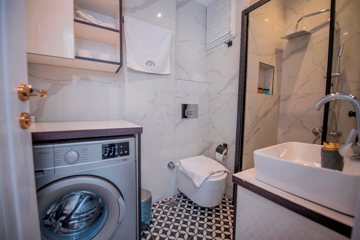 Dusche, Haartrockner, Hausschuhe, Handtücher