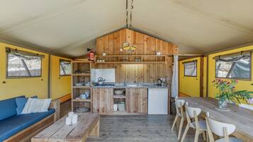 Fridge, stovetop, coffee/tea maker, electric kettle