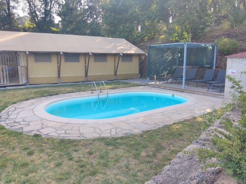Tente  " Pepino Glamping " avec vue montagne, piscine privée et Wi-Fi
