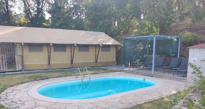 Tente " Pepino Glamping " avec vue montagne, piscine privée et Wi-Fi