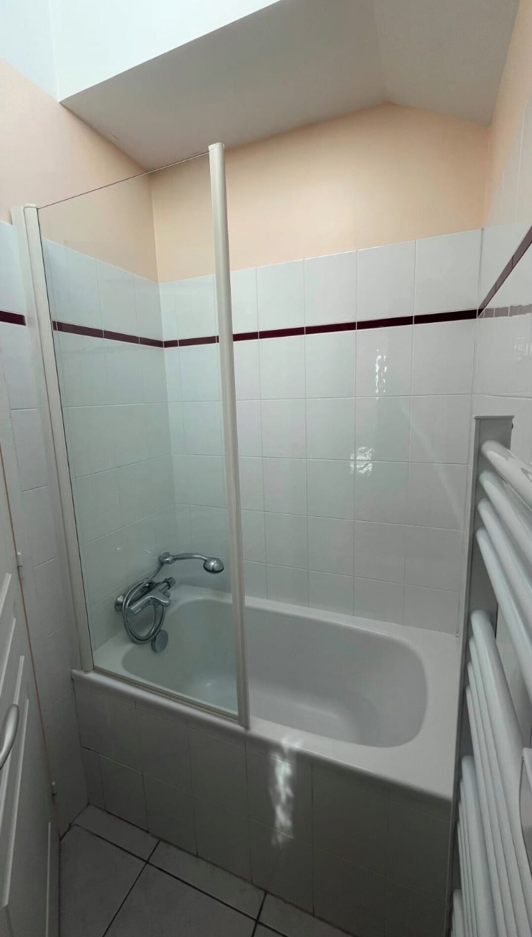 Douche, sèche-cheveux, serviettes fournies, savon
