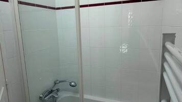 Douche, sèche-cheveux, serviettes fournies, savon