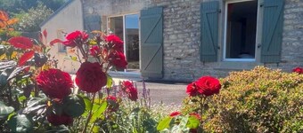 Breton house with large flower garden, 3 bedrooms and 2 sd2, 7kms from beaches.