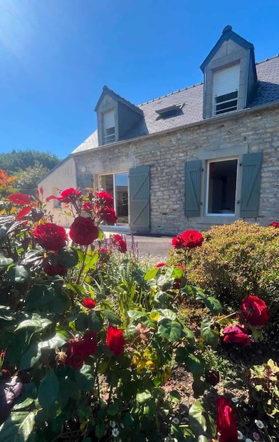 Breton house with large flower garden, 3 bedrooms and 2 sd2, 7kms from beaches.
