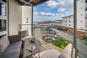 Property grounds - Coastal View  Stylish Waterfront Apartment Cowes (Cowes)
