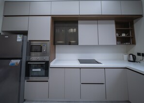Kühlschrank, Mikrowelle, Ofen, Herdplatte
