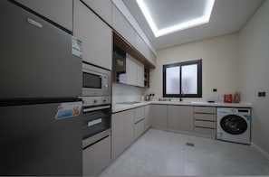 Frigorífic, microones, forn i placa de cuina 