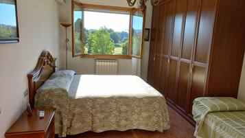 2 quartos, ferros/tábuas de passar roupa, roupa de cama