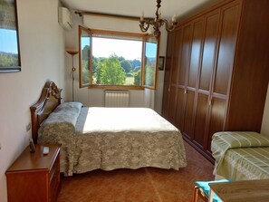 2 slaapkamers, een strijkplank/strijkijzer, beddengoed