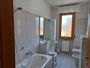 Een douche, een haardroger, een bidet, handdoeken