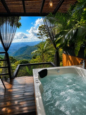 Un bain à remous avec vue sur un paysage montagneux.
