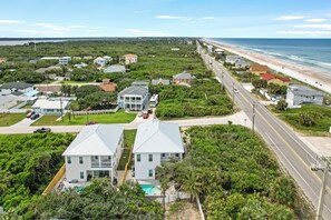 Ein Wohngebiet mit Häusern, einer Straße und einem Strand.