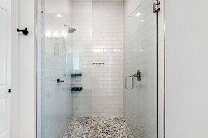 Douche, sèche-cheveux, serviettes fournies, savon