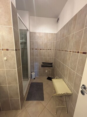 Shower, hair dryer - Vrbo Property (Calvi)