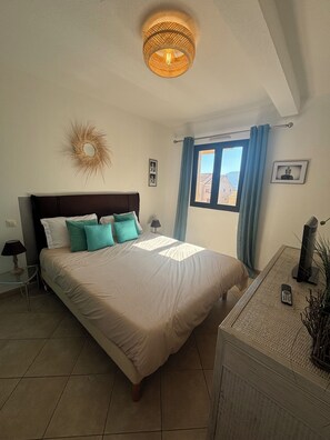 Iron/ironing board - Vrbo Property (Calvi)