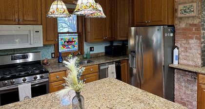The Gold Room/Spacious Victorian Inn