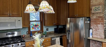 The Gold Room/Spacious Victorian Inn