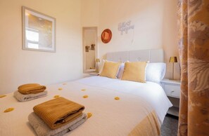 2 bedrooms, WiFi, bed sheets - Hip Hideaway in the Trendiest part of Town (sheffield)