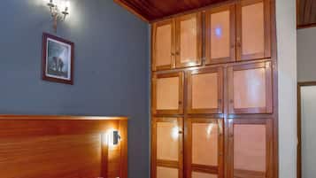 3 chambres, fer et planche à repasser, Wi-Fi, draps fournis