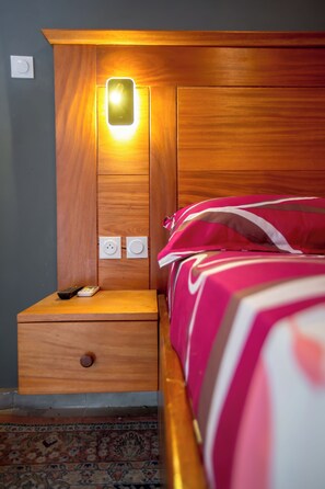 Ferros/tábuas de passar roupa, Wi-Fi, roupa de cama