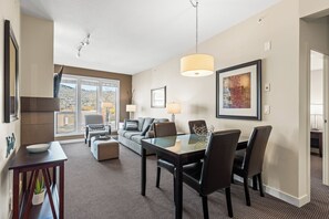 Interior - Welcome to Lakeside Lookout – your easy, lakeside, Okanagan getaway. (Vernon)