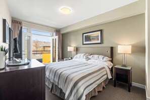 2 bedrooms, in-room safe, iron/ironing board, free WiFi - Welcome to Lakeside Lookout – your easy, lakeside, Okanagan getaway. (Vernon)