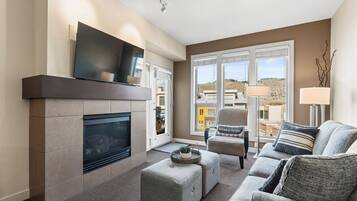 Smart TV, fireplace