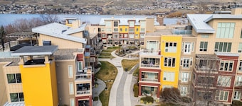 Welcome to Lakeside Lookout – your easy, lakeside, Okanagan getaway.