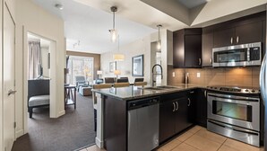Private kitchen - Welcome to Lakeside Lookout – your easy, lakeside, Okanagan getaway. (Vernon)
