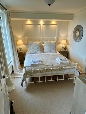 4 bedrooms, iron/ironing board, free WiFi, bed sheets - Barley House, luxurious beach facing accommodation (Southwold)