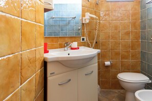 Dusche, Haartrockner, Bidet, Handtücher