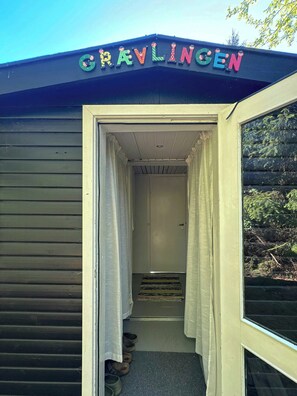 A small building with a sign reading 'GRAVLINCEN' above the entrance. - Cozy holiday home near Tisvilde Hegn (Tibirke Sand, Frederiksværk)