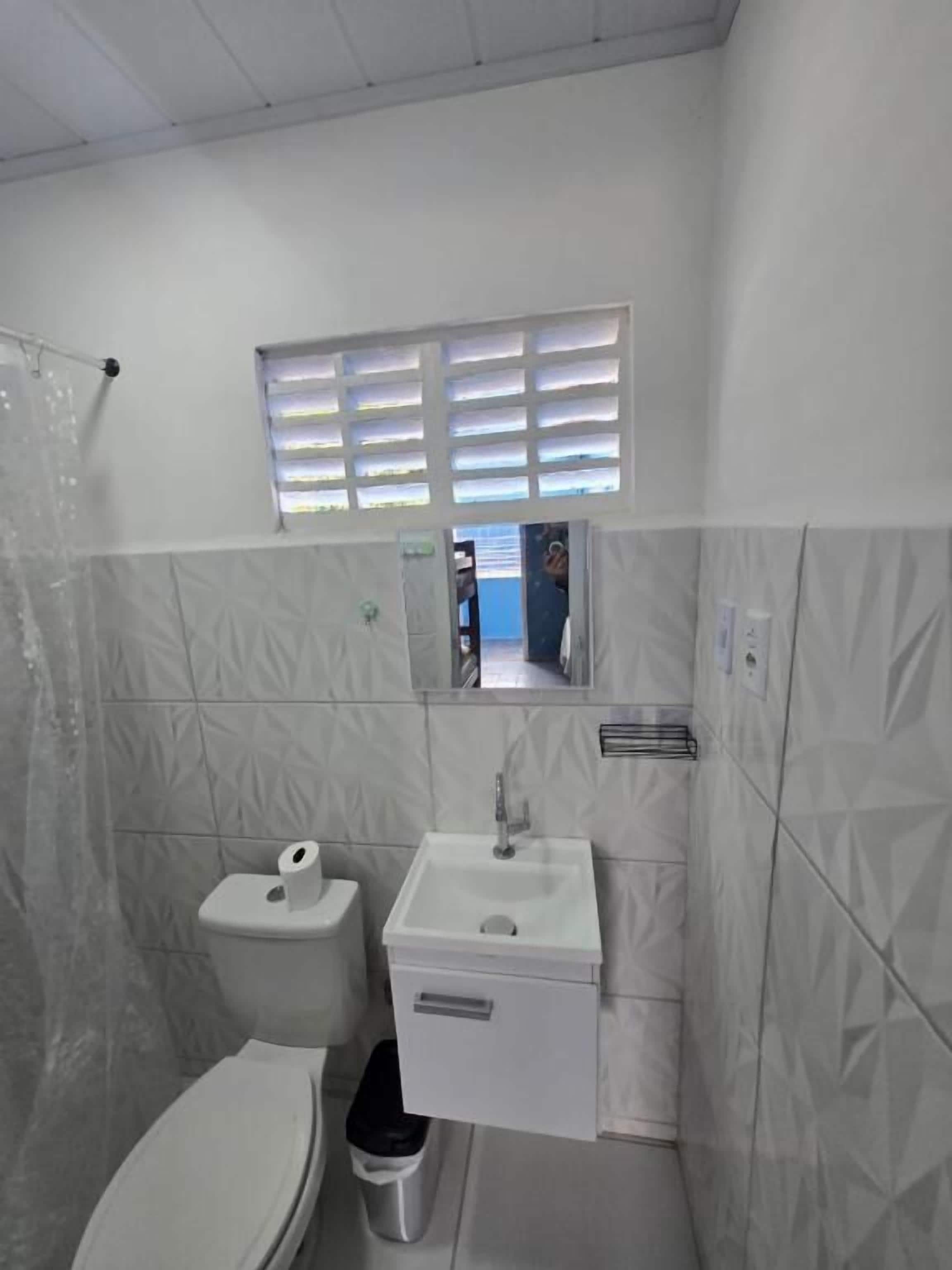Habitación familiar, balcón, vista a la ciudad | Baño