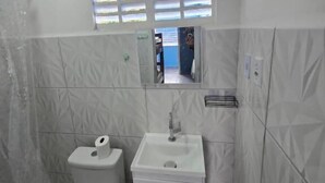 A bathroom with a toilet, sink, and a window with blinds. - Pousada Hostel Beach Pajuçara (Maceió)