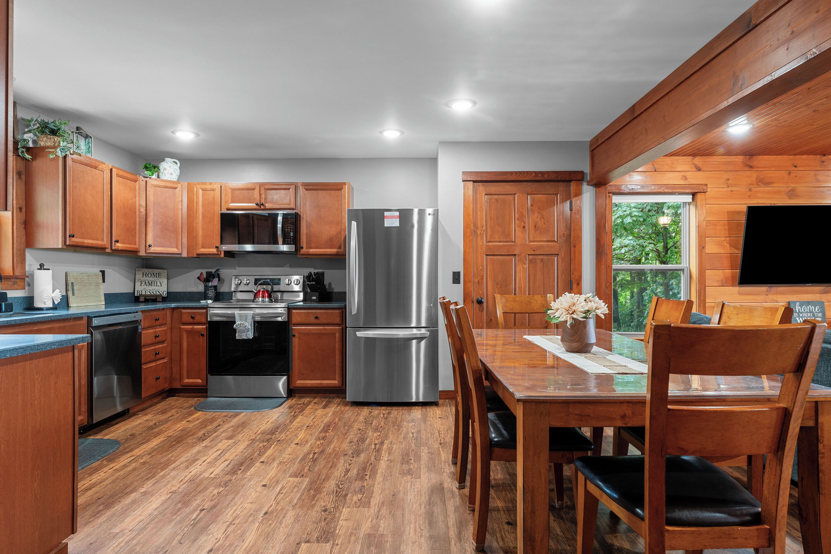 Coffee/tea maker, fridge, microwave, oven