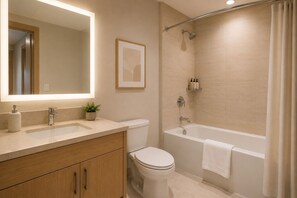 Junior-Zimmer | Badezimmer | Kostenlose Toilettenartikel, Haartrockner, Handtücher, Seife