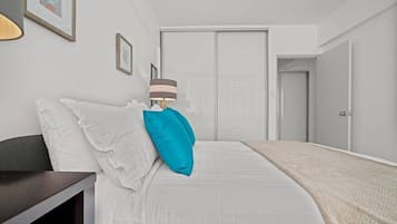 Desk, iron/ironing board, WiFi, bed sheets