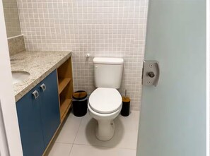Hårtork, handdukar, tvål och toalettpapper