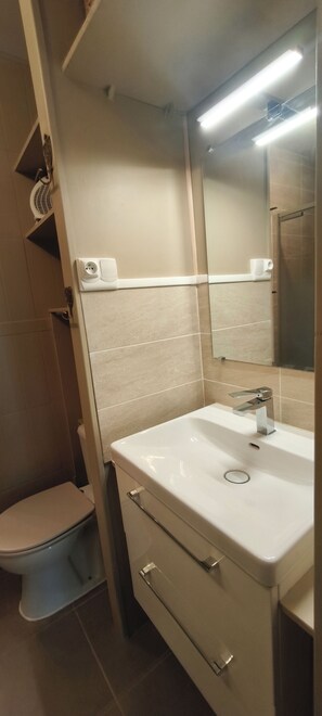 Ducha, secador de pelo, toallas, jabón