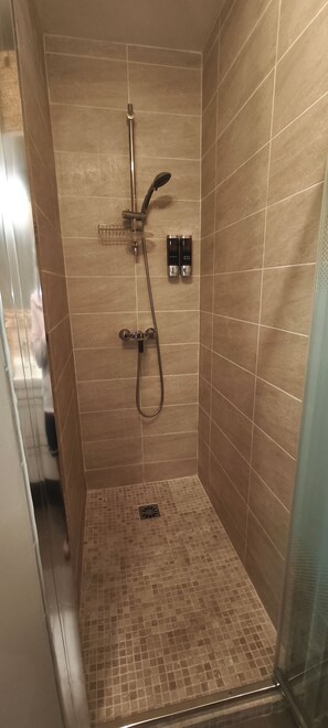 Een douche, een haardroger, handdoeken, zeep