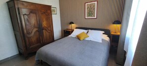 Tabla de planchar con plancha, wifi y ropa de cama 
