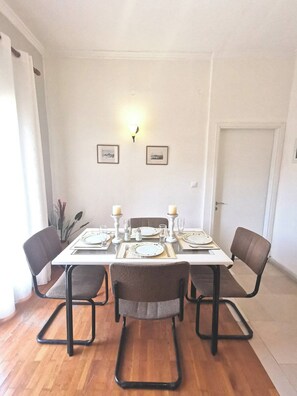 Dining - Διαμέρισμα δύο υπνοδωματίων, καθιστικό, τραπεζαρία, κουζίνα , μπάνιο , βεράντα (Kerkira)