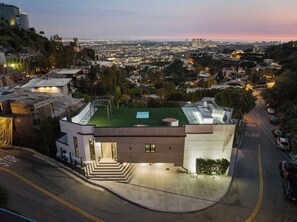 Exterior - Luxury modern house in prime location (Los Angeles)