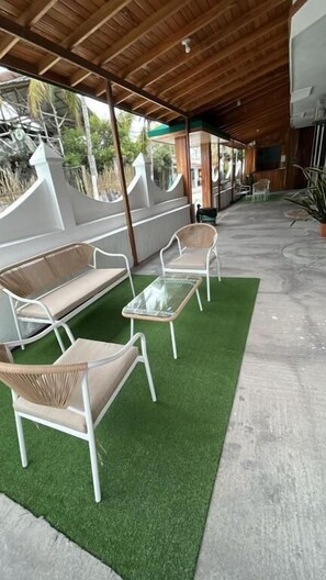 Deluxe-dobbeltværelse - terrasse - udsigt til have | Overnatningsstedets område