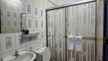 Chambre Double Deluxe, patio, vue jardin | Salle de bain