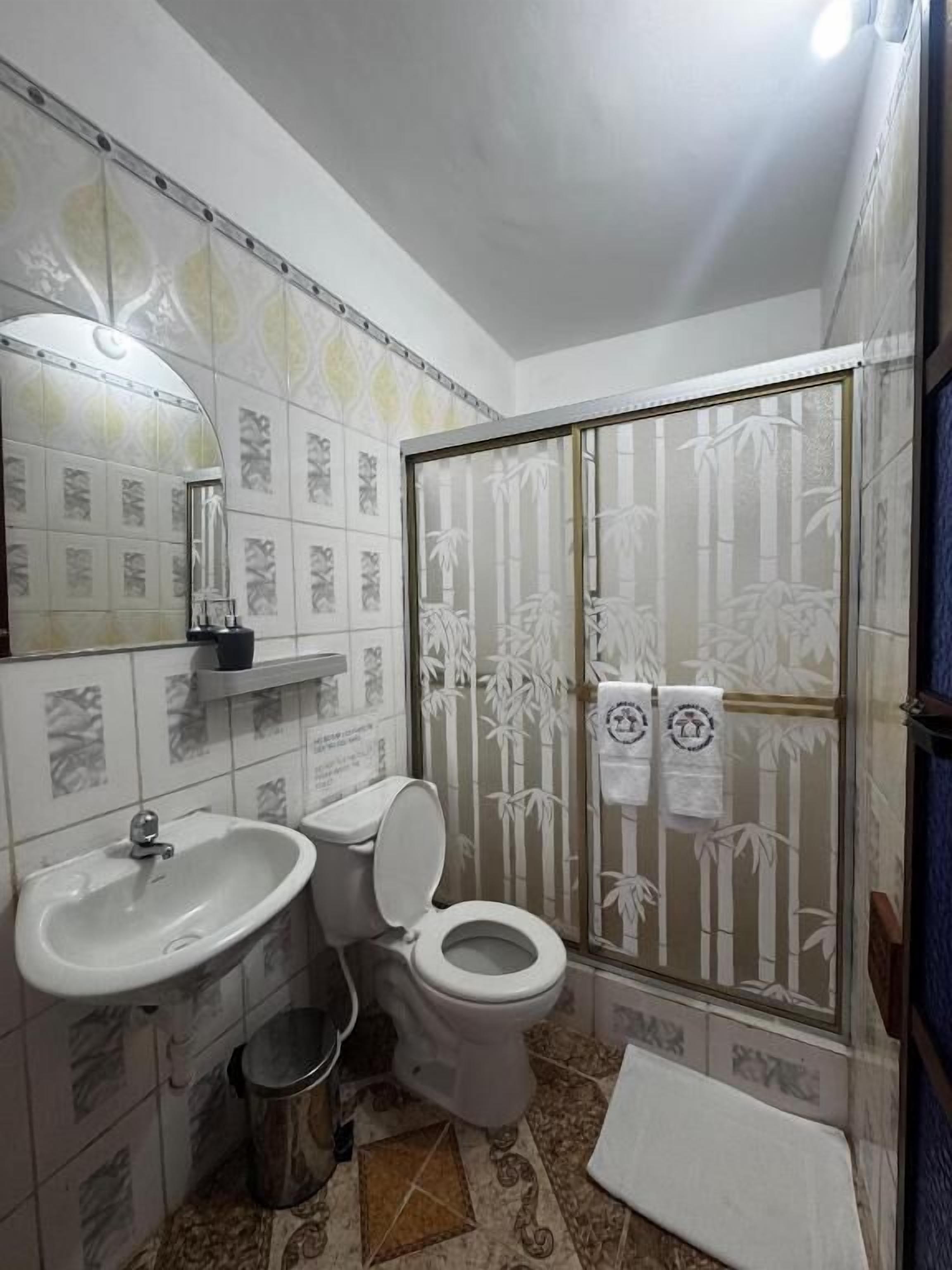 Habitación doble Deluxe, patio, vista al jardín | Baño