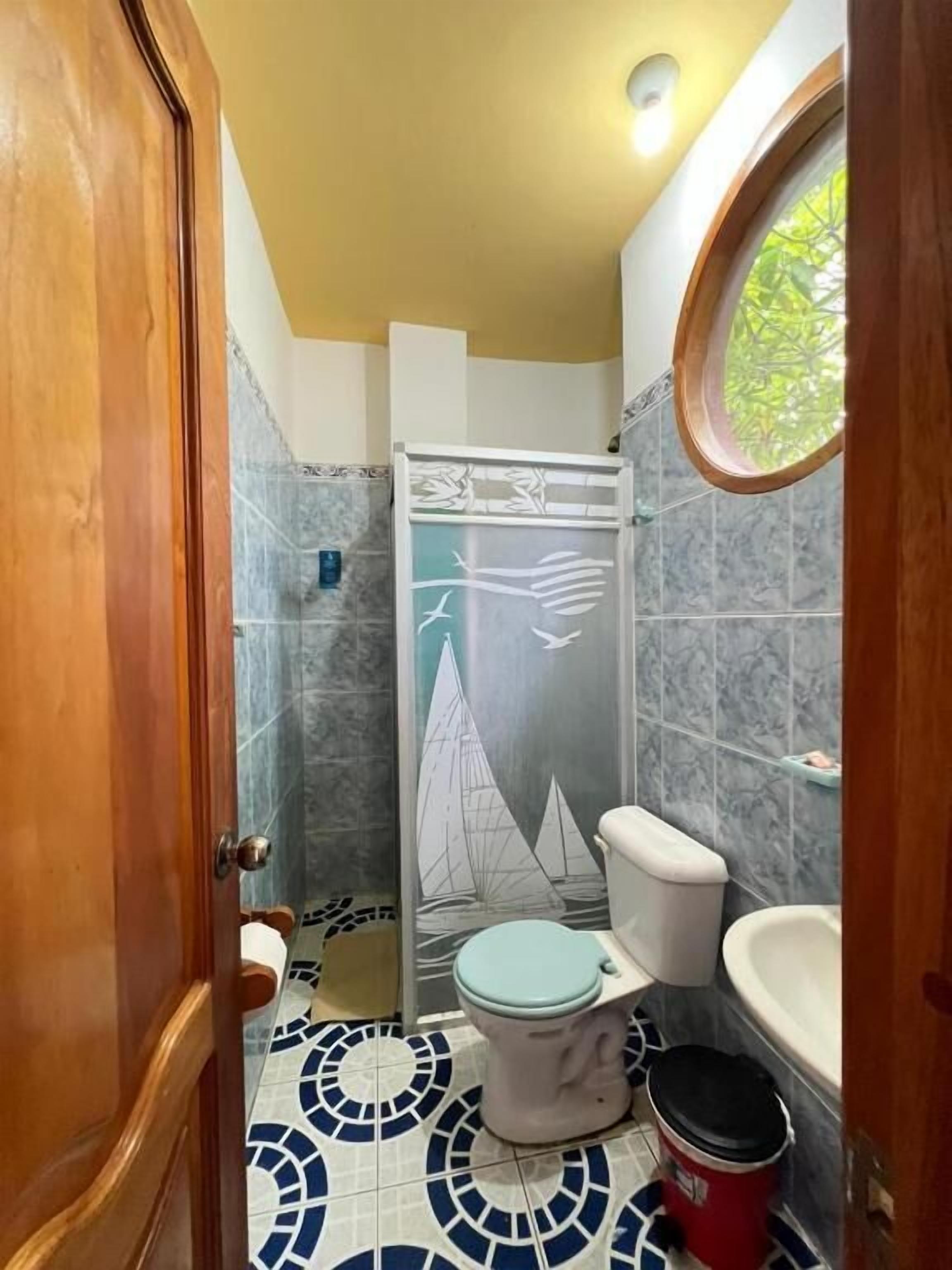 Habitación doble Deluxe, patio, vista al jardín | Baño