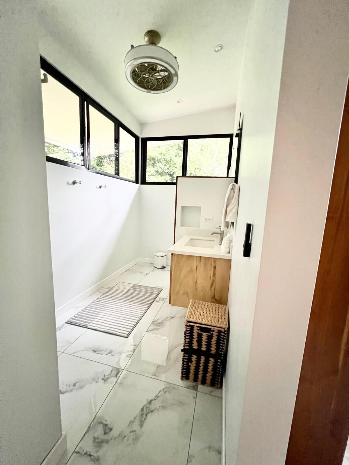 Regadera, secadora de cabello, bidet, toallas 