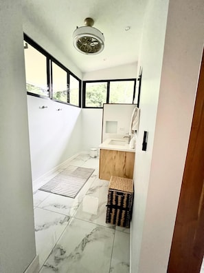 Regadera, secadora de cabello, bidet, toallas 