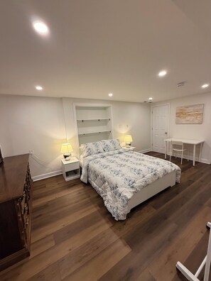 1 bedroom, iron/ironing board, WiFi, bed sheets - Bright 1BR + Den Walk-Out Suite w/ Parking (Aurora)
